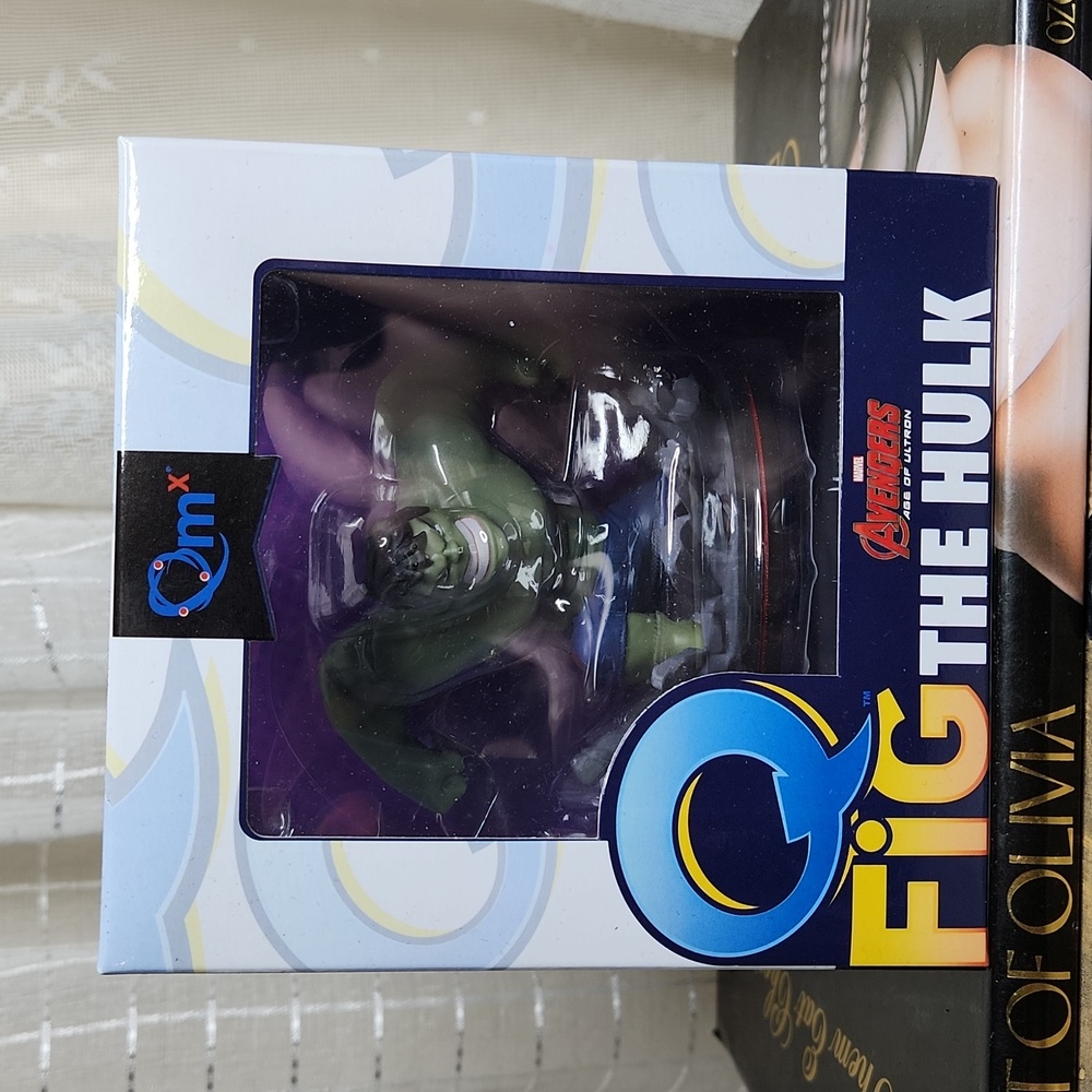 Incredible Hulk figure fig Q-fig QM avengers Bruce Banner marvel box NIB toy